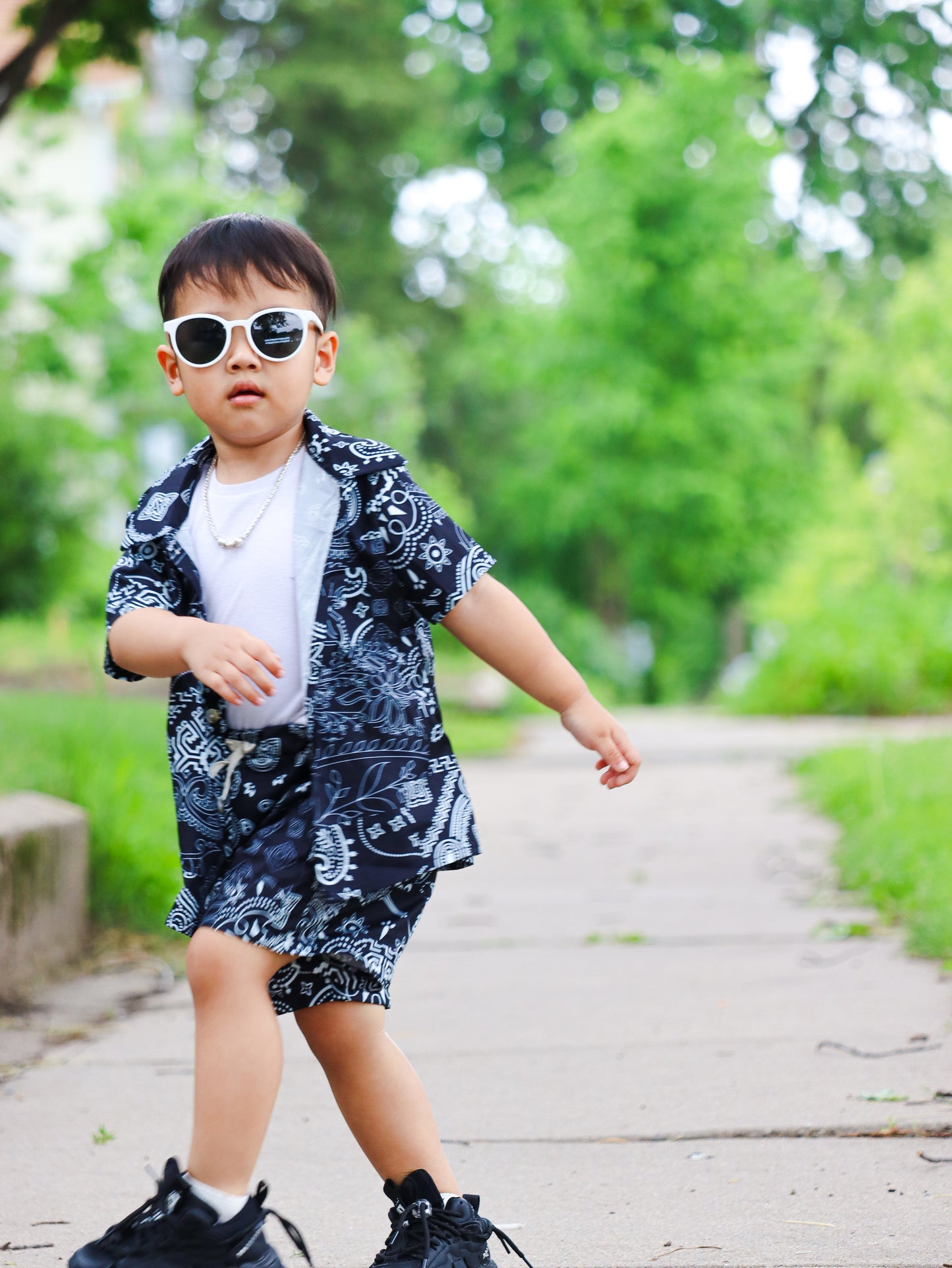 Boys' Summer Fashion: Stylish Two-Piece Suit with Short-Sleeved Shirt & Elastic Waist Shorts