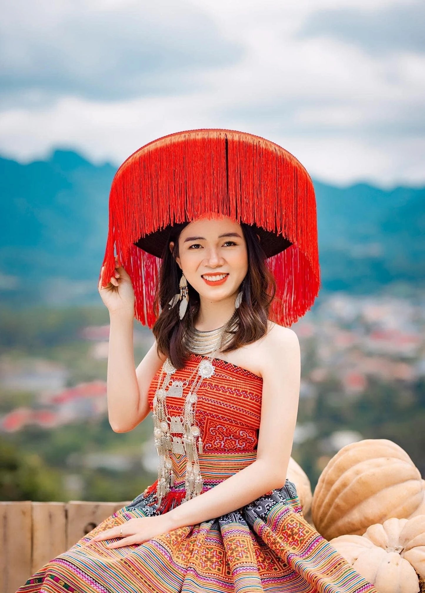 Khaub Ncaws Hmoob Lao Cai - Red